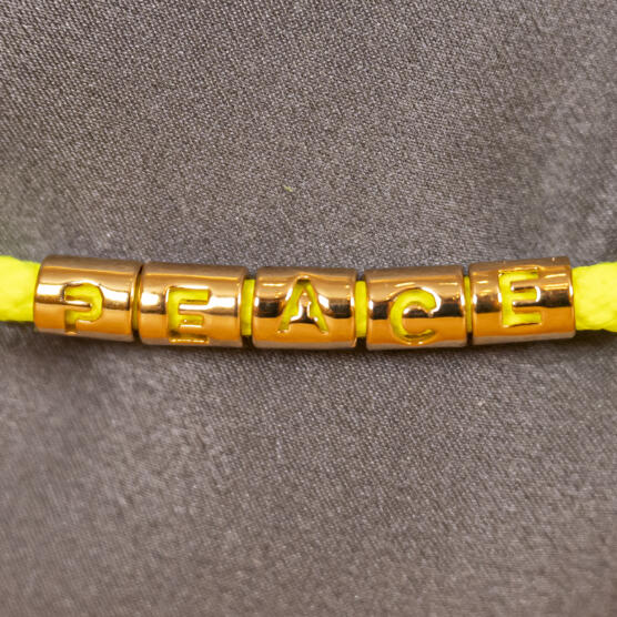 ein Produktbild von: Vergoldetes Buchstabenarmband “Peace” gelb