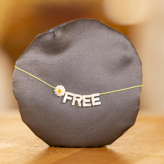 ein Produktbild von: Perlmuttkette “Free” , mit Blume, gelb