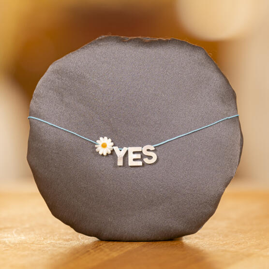 ein Produktbild von: Perlmuttkette “Yes” , mit Blume, blau